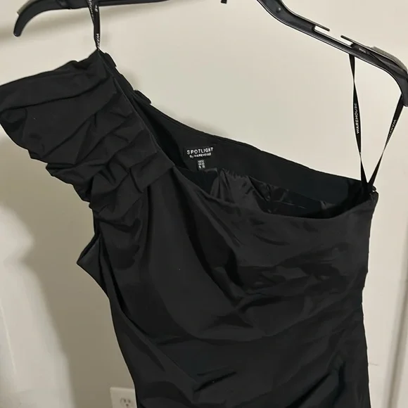 Black one shouldered cocktail dress - Picture 2 of 3